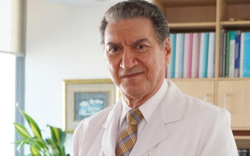 Distinción por los 50 años de trayectoria del doctor Chárbel Saab Chedraui, periodoncista que sigue ejerciendo y enseñando en Guayaquil