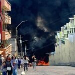 Un vehículo incendiado causó alarma en el sur oriente de Quito por la gran cantidad de humo que generó