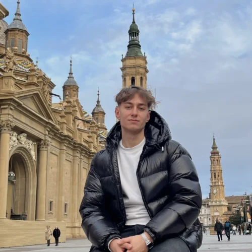 Adrián Barcelona Cester debuta en la literatura con «Réquiem por un Púgil», una novela de superación y redención