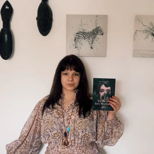 Inés Martínez deslumbra con su primer poemario a los 16 años