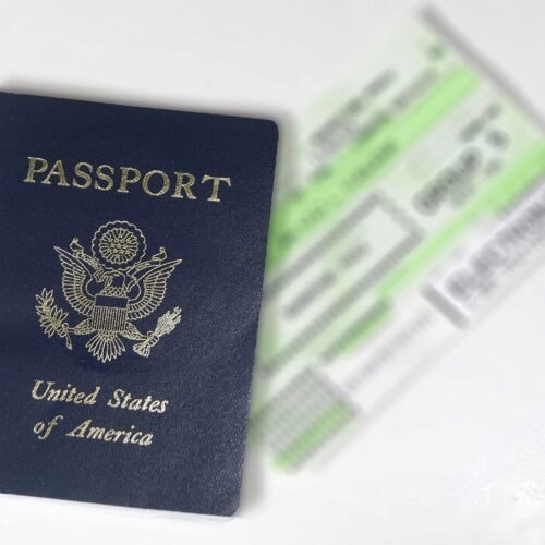 Ordenan a Donald Trump retomar pasaportes con X como identidad de género