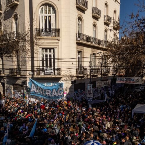 Marchan en Buenos Aires a favor de Cristina de Kirchner, condenada a seis años de prisión domiciliaria