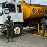 Conductor huye de militares y deja abandonado tanquero con 941 galones en estación de servicio