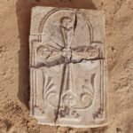 Descubren una cruz cristiana de hace 1.400 años en el patio de una casa: Podría tratarse de un monasterio en los Emiratos Árabes Unidos