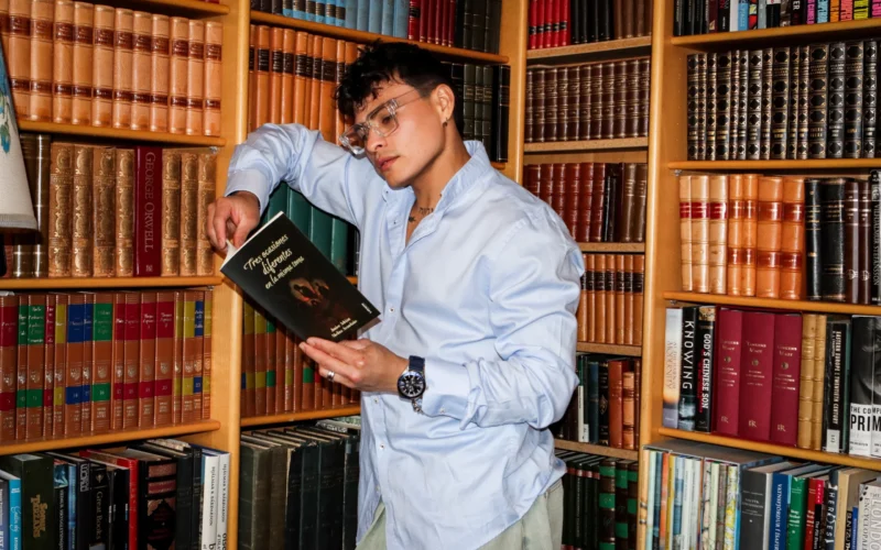 Junior Adrián Medina Avendaño presenta una obra que ilumina la memoria y el presente con precisión narrativa