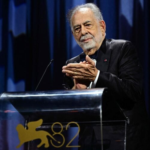 Francis Ford Coppola hace su primera aparición en la alfombra roja desde su intervención médica en el Festival de Cine de Venecia
