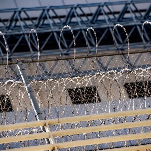 Ecuatoriano enfrenta cargos por reingreso ilegal y abuso sexual infantil en EE. UU.