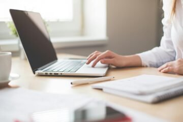 ‘Mi sueldo es mucho mejor que el que me daría una empresa ecuatoriana’: jóvenes deciden trabajar de forma remota para empresas extranjeras