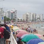 Con ambiente frío, bañistas aprovechan playas de Santa Elena: ocupación se ubica en un 60 %