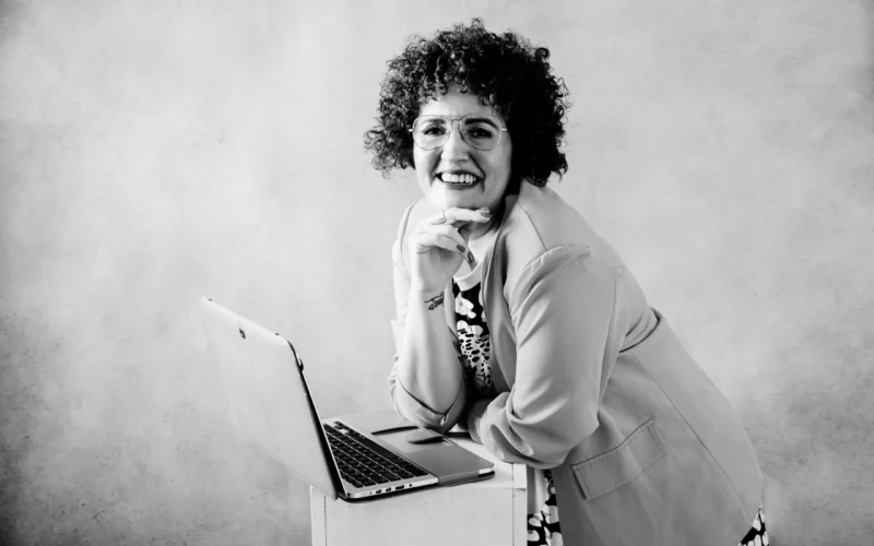 Silvia Manzano Giráldez florece entre dolor y ternura con su primer libro Espinas Rosas