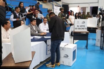 Consejo Nacional Electoral realiza simulacro de las elecciones por el referéndum y consulta popular que se realizará en Ecuador el próximo 16 de noviembre