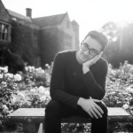 DonHart Gómez: el arte de reírse (con elegancia) del amor moderno