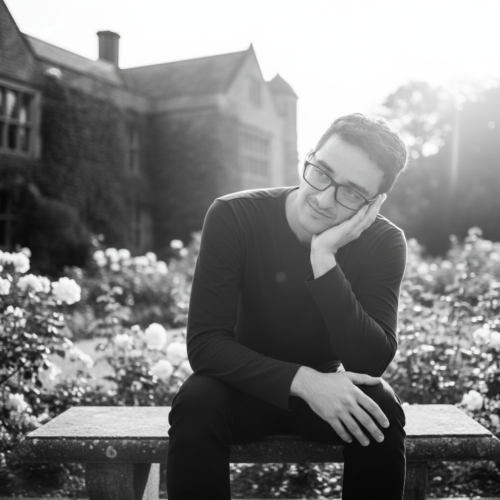 DonHart Gómez: el arte de reírse (con elegancia) del amor moderno