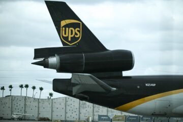 La FAA ordena que aviones MD-11 permanezcan en tierra mientras investiga accidente de UPS