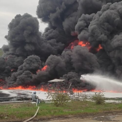 Planteles suspenden clases ante incendio en área de refinería de Esmeraldas