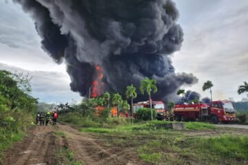 Bomberos de varios cantones movilizados por incendio en piscina en la Refinería de Esmeraldas
