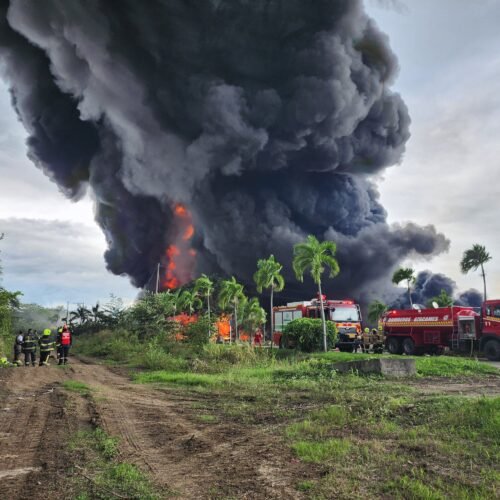 Bomberos de varios cantones movilizados por incendio en piscina en la Refinería de Esmeraldas