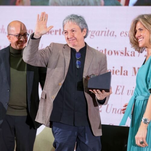 El mexicano David Toscana recibe el Premio Alfaguara por la novela ‘El ejército ciego’