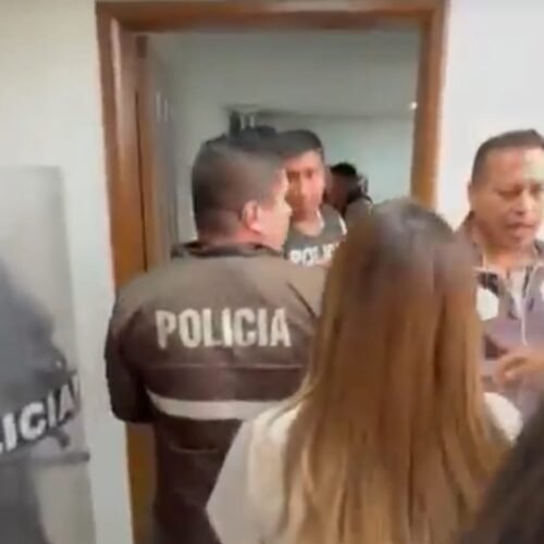 “No lo defiendan”: gritos y llanto tras audiencia de un docente acusado de abuso sexual en un colegio de Quito