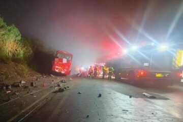 Un fallecido y 20 heridos en Papallacta por choque de bus y tráiler