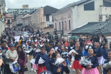 Quito vibró con el Corso de Carnaval en el centro de la capital