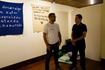 “Así verán los historiadores del futuro cómo fue el trato a los migrantes latinoamericanos”: exposición ‘Domicilio desconocido’ resalta experiencias de migrantes y desplazados