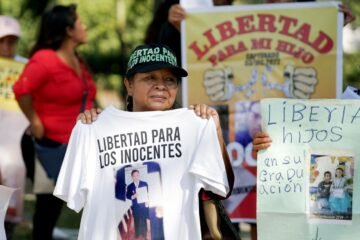 Protestan en El Salvador contra juicios masivos bajo régimen de excepción