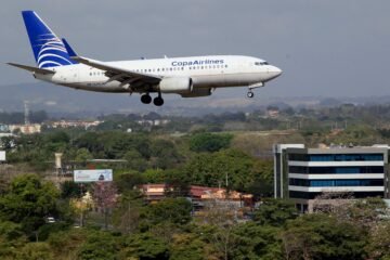 Aerolíneas en apuros por crisis de combustible en Cuba: Escalas, retrasos y riesgo de quedarse varados afecta a turistas y migrantes