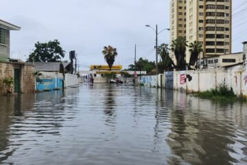 Lluvias intensas en Santa Elena causan desbordamientos y calles anegadas