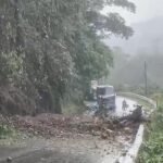 Vía Alóag-Santo Domingo en el km 57 habilitada tras deslizamiento