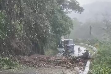 Vía Alóag-Santo Domingo en el km 57 habilitada tras deslizamiento
