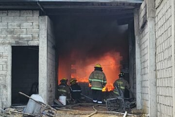 Bomberos de tres cantones de Santa Elena atienden incendio en inmueble donde se almacenaba combustible