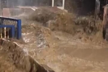 Desbordamiento del río Salvias deja viviendas afectadas y provoca colapso de un puente en Zaruma