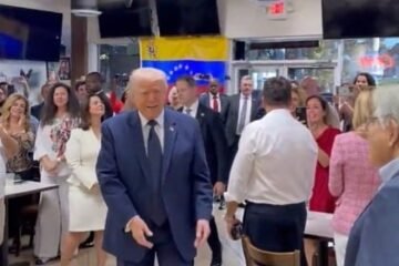 Trump saluda a exiliados venezolanos durante visita al restaurante  El Arepazo  en Florida