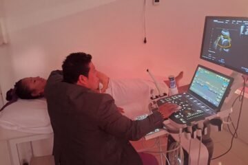 El doctor Carlos Arcentales, hijo de pescador, regala ecografías a madres en Jaramijó: “Hay mamitas que no tenemos para hacernos un examen así”