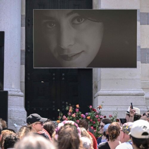 Emotivo homenaje a Marjane Satrapi en París reúne a figuras del cine y cientos de admiradores