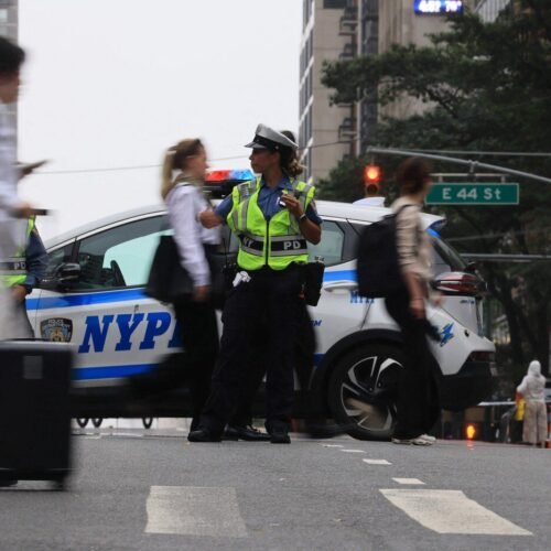 Consulado de Ecuador en New York suspende atención por riesgo en edificación aledaña