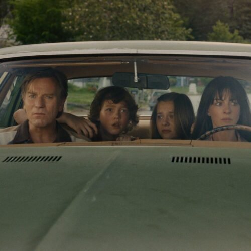 Anne Hathaway y Ewan McGregor enfrentan dinosaurios y una familia al borde de romperse en ‘El final de la calle Oak’