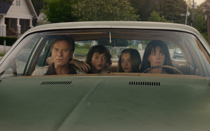 Anne Hathaway y Ewan McGregor enfrentan dinosaurios y una familia al borde de romperse en ‘El final de la calle Oak’