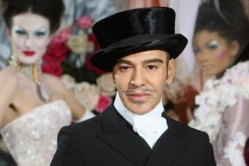 John Galliano inspirará el tema de la Met Gala 2027 con una exposición sobre su legado
