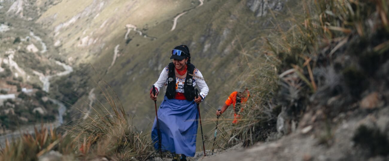 La atleta ecuatoriana Yanna Guillín corre con anaco por las montañas para unir tradición y ‘trail running’