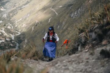 La atleta ecuatoriana Yanna Guillín corre con anaco por las montañas para unir tradición y ‘trail running’