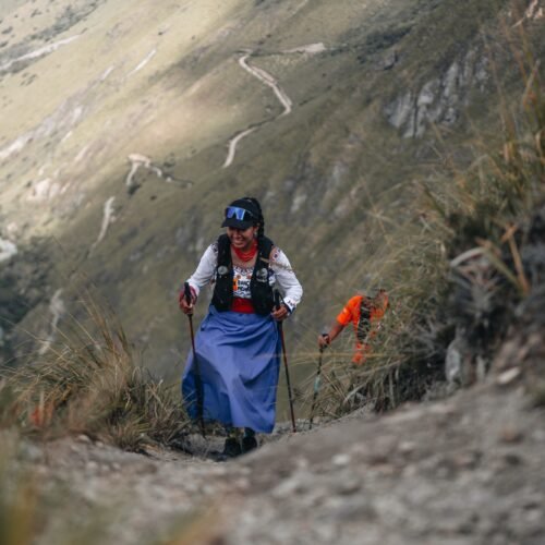 La atleta ecuatoriana Yanna Guillín corre con anaco por las montañas para unir tradición y ‘trail running’