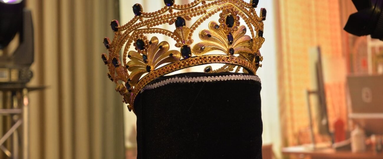 Zafiros, topacios y oro de 24 quilates: así es la corona del Miss Ecuador 2026