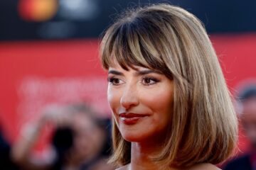 Penélope Cruz celebra la ovación de ‘Bunker’ en Venecia y admite: “Soy la más sorprendida por lo que está pasando”