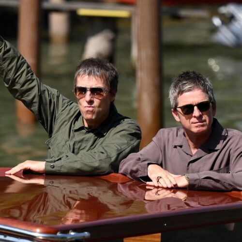 Liam y Noel Gallagher sorprenden en Venecia antes del estreno de su documental