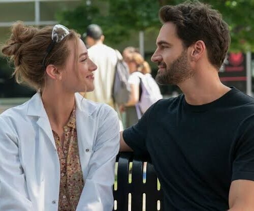 ‘La hipótesis del amor’ ya está en Prime Video: Lili Reinhart y Tom Bateman son sus protagonistas