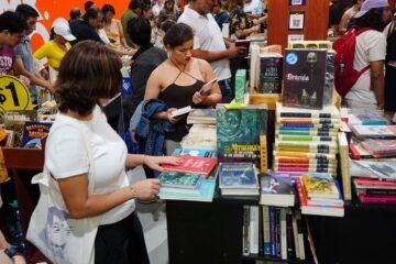 Libros en tendencia de series, celebridades y otros autores ganan espacio en la Feria Internacional del Libro de Guayaquil