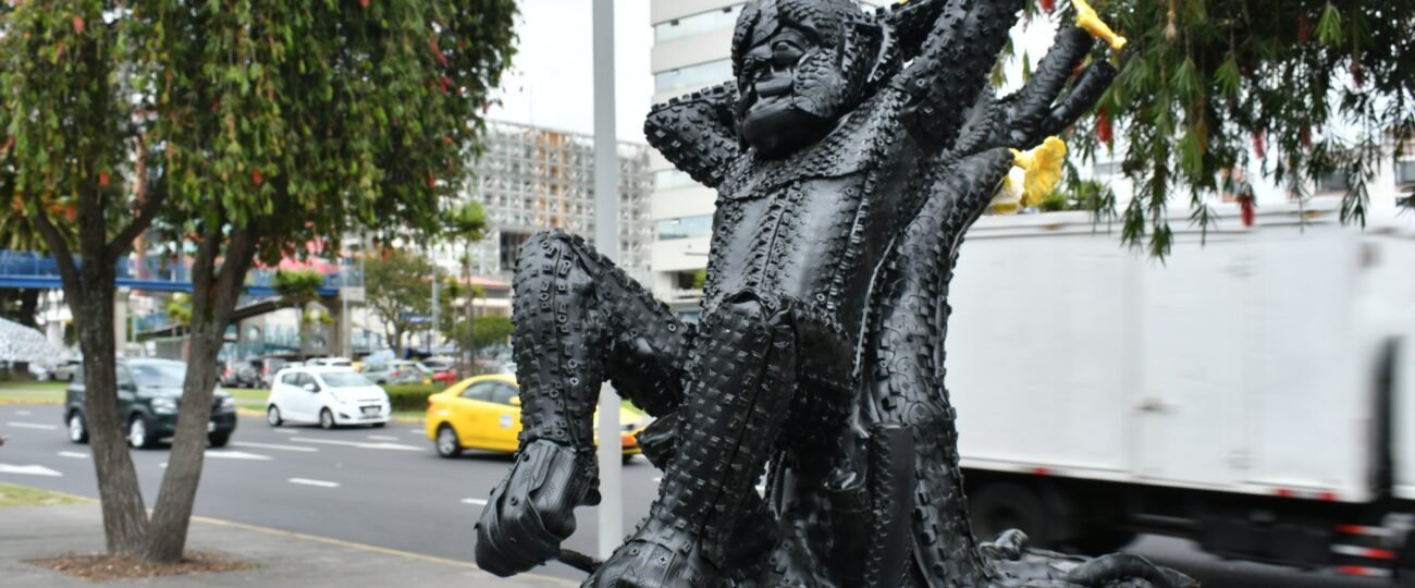 Muestra Arte Circular 2026 vuelve ampliada a Guayaquil, usando neumáticos, residuos electrónicos y componentes de baterías