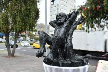 Muestra Arte Circular 2026 vuelve ampliada a Guayaquil, usando neumáticos, residuos electrónicos y componentes de baterías